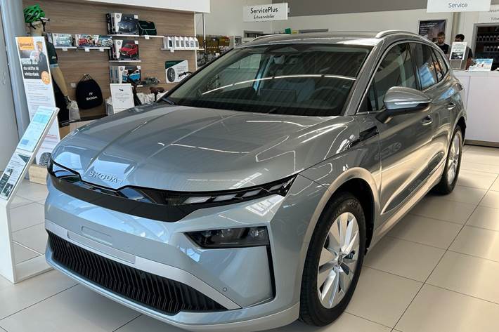 Sølv Skoda Enyaq fra 2027 set udefra