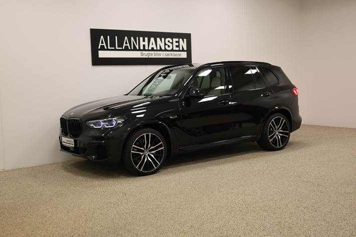 Sort BMW X5 fra 2022 set udefra