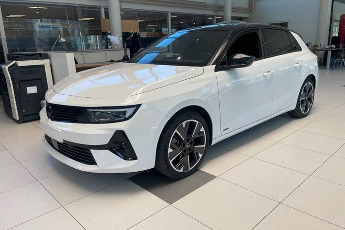 Hvid Opel Astra-e fra 2024