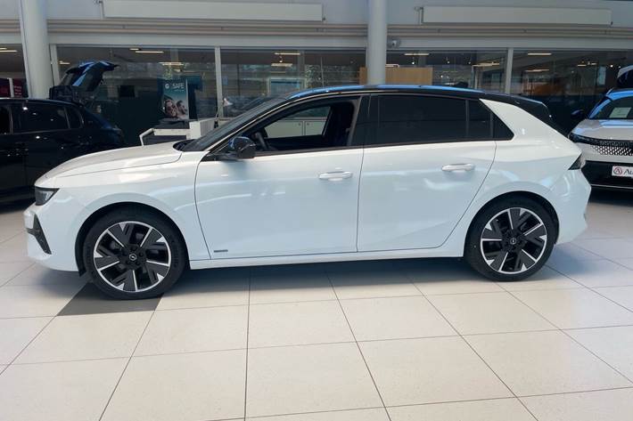 Hvid Opel Astra-e fra 2024