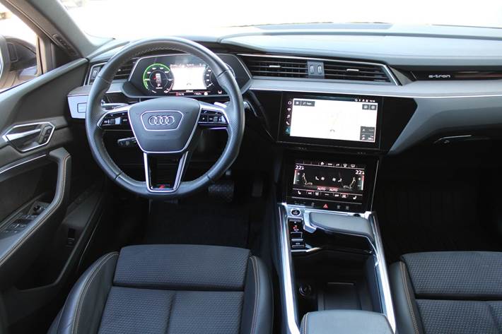 Grå Audi e-tron fra 2023