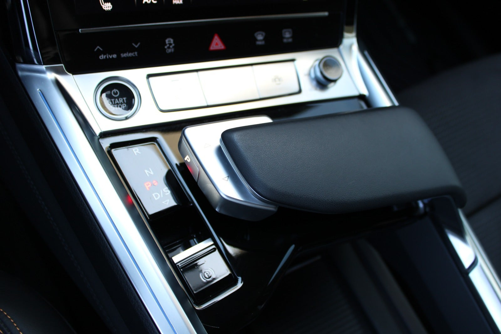 Grå Audi e-tron fra 2023