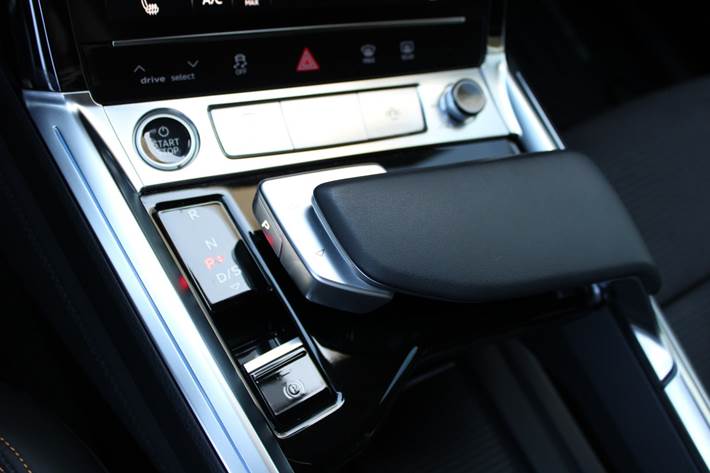 Grå Audi e-tron fra 2023