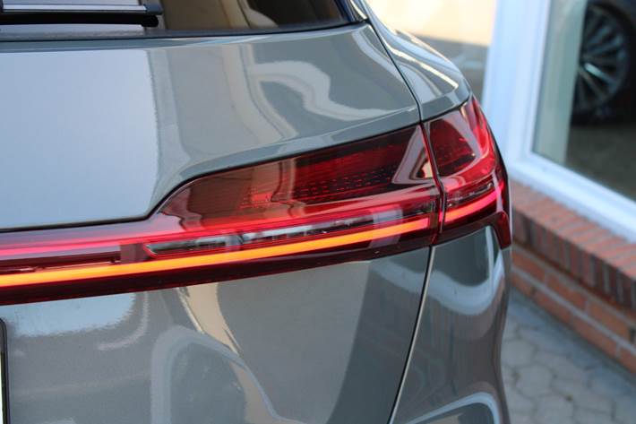 Grå Audi e-tron fra 2023