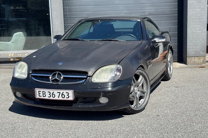 Sort Mercedes SLK320 fra 2000 set udefra