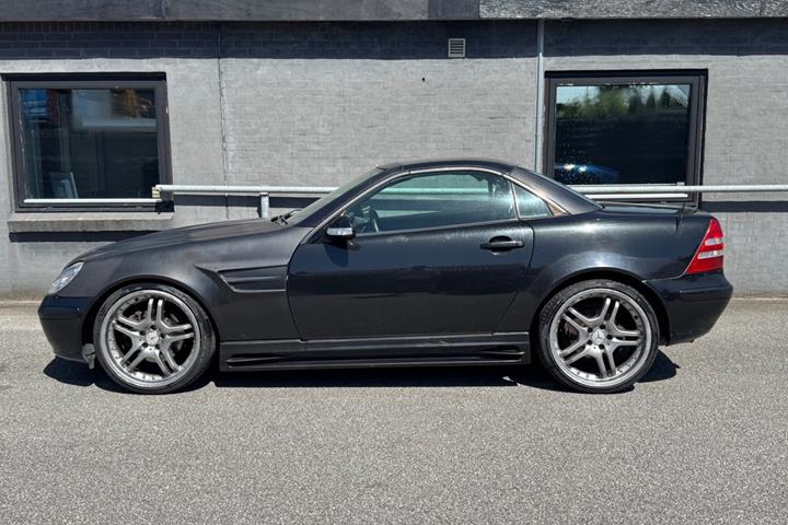 Sort Mercedes SLK320 fra 2000 set udefra