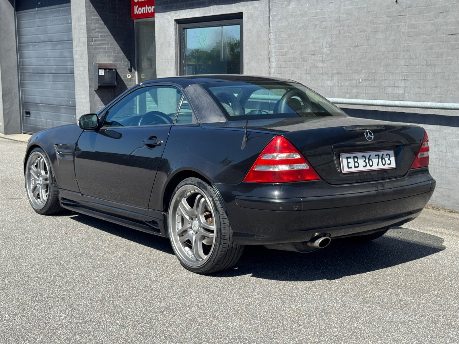 Sort Mercedes SLK320 fra 2000 set udefra