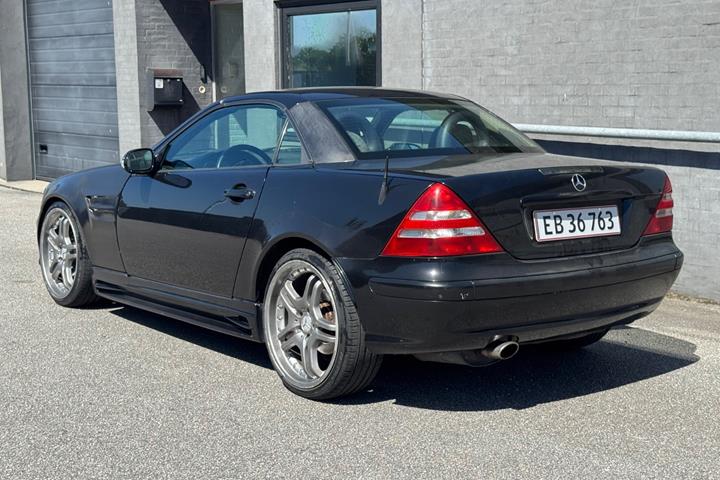 Sort Mercedes SLK320 fra 2000 set udefra