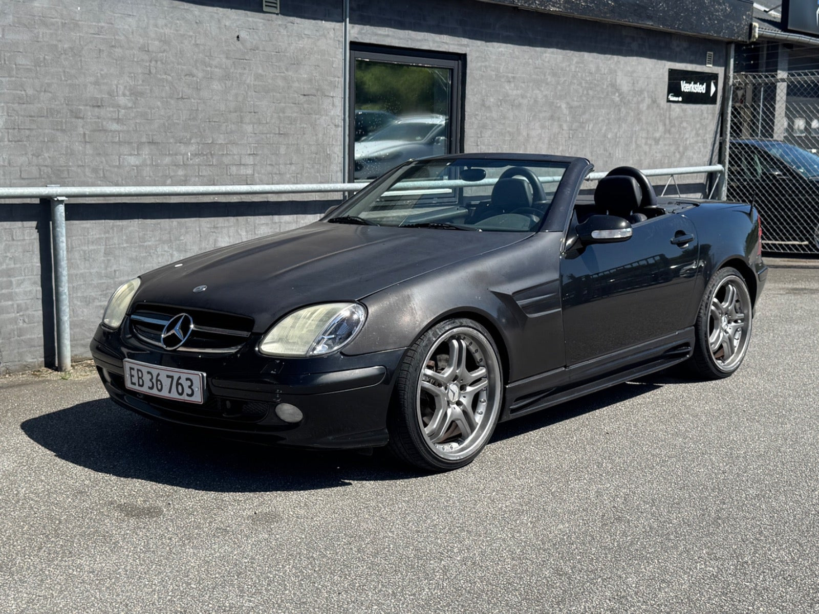 Sort Mercedes SLK320 fra 2000 set udefra