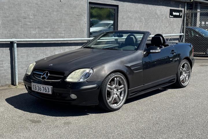 Sort Mercedes SLK320 fra 2000 set udefra