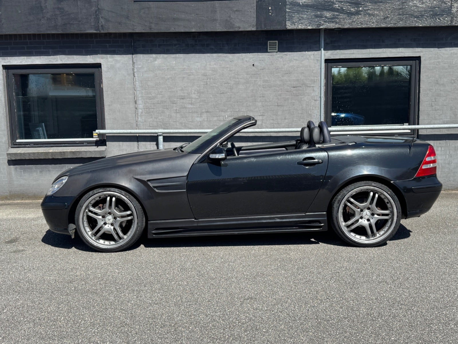 Sort Mercedes SLK320 fra 2000 set udefra