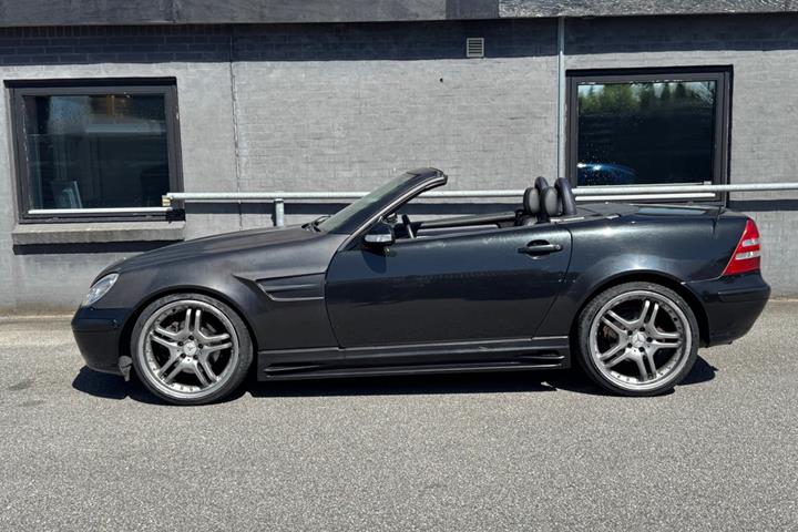 Sort Mercedes SLK320 fra 2000 set udefra