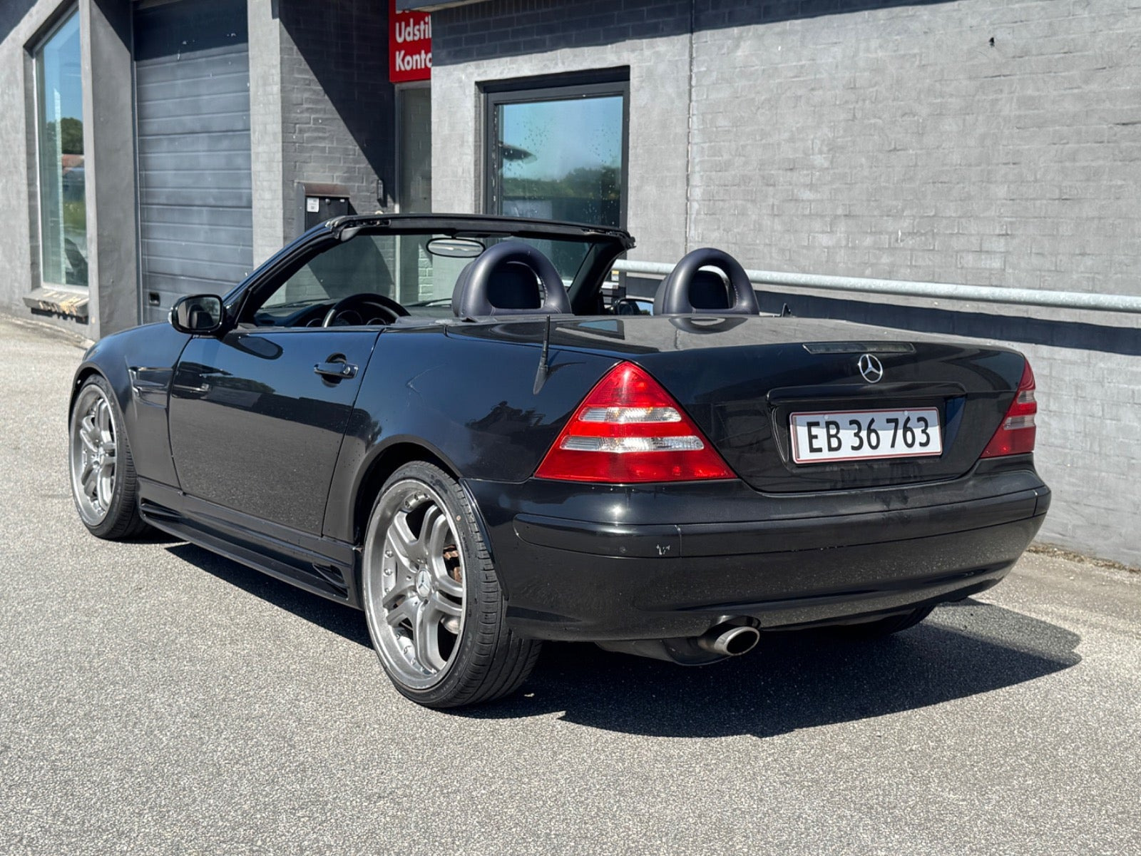 Sort Mercedes SLK320 fra 2000 set udefra