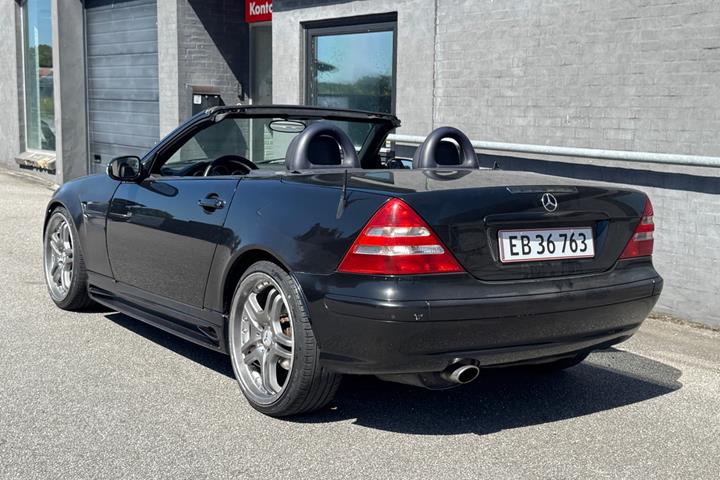 Sort Mercedes SLK320 fra 2000 set udefra