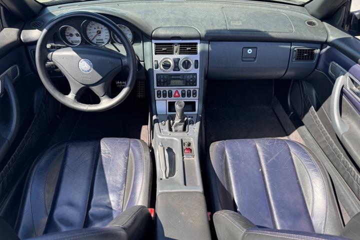 Sort Mercedes SLK320 fra 2000 set indefra