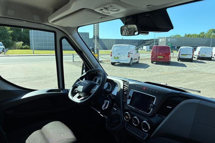Hvid Iveco Daily fra 2023