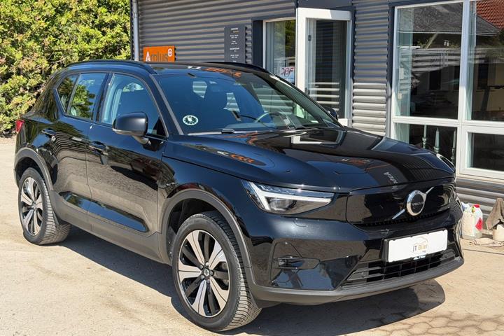 Sort Volvo XC40 fra 2023 set udefra