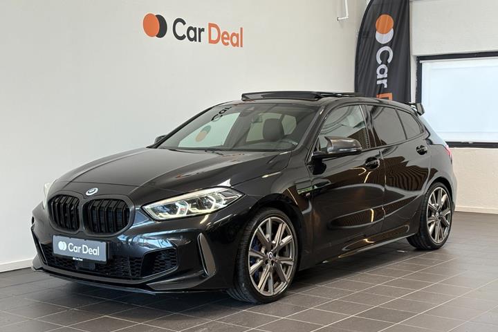 Sort BMW M135i fra 2019 set udefra