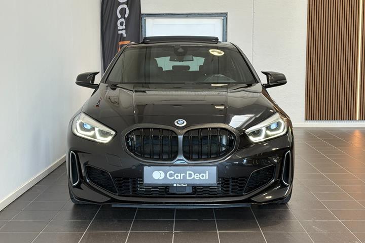 Sort BMW M135i fra 2019 set udefra
