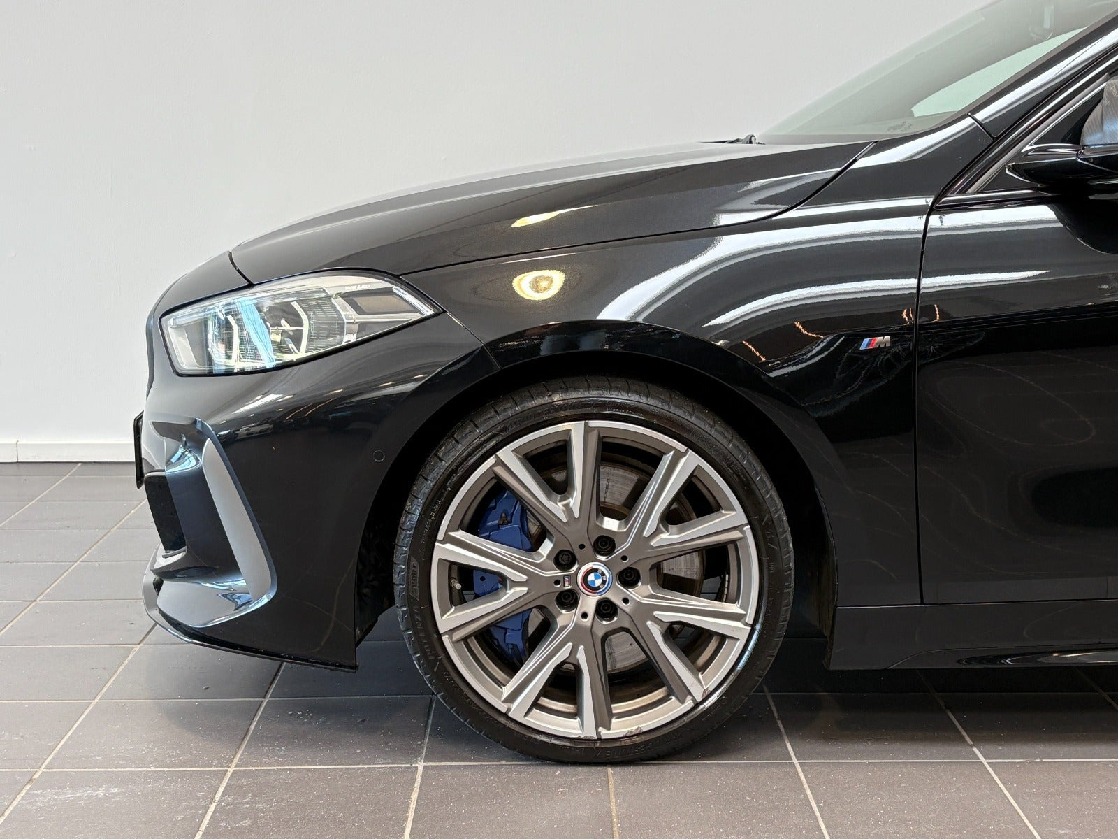 Sort BMW M135i fra 2019 set udefra
