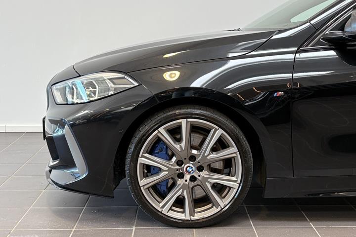 Sort BMW M135i fra 2019 set udefra