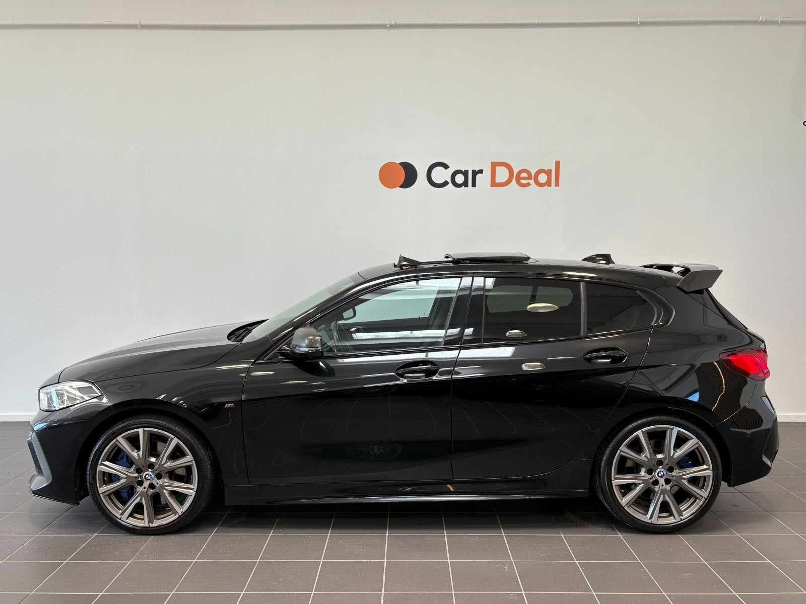 Sort BMW M135i fra 2019 set udefra