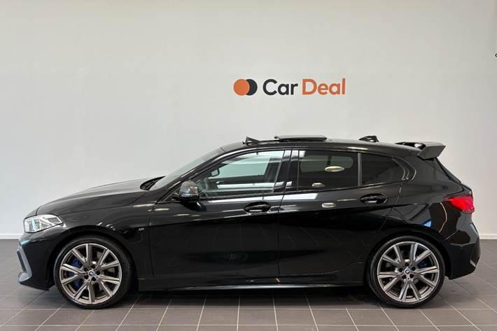 Sort BMW M135i fra 2019 set udefra
