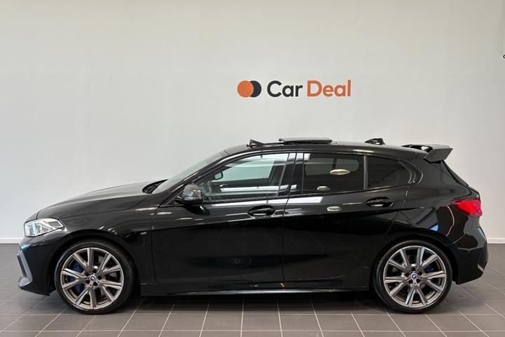 Sort BMW M135i fra 2019 set udefra