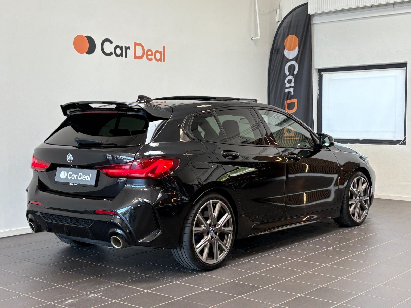 Sort BMW M135i fra 2019 set udefra