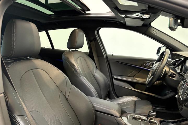 Sort BMW M135i fra 2019 set indefra
