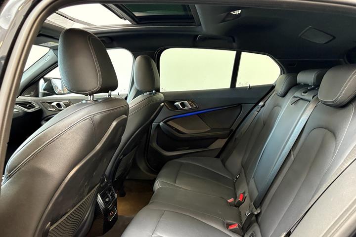 Sort BMW M135i fra 2019 set indefra