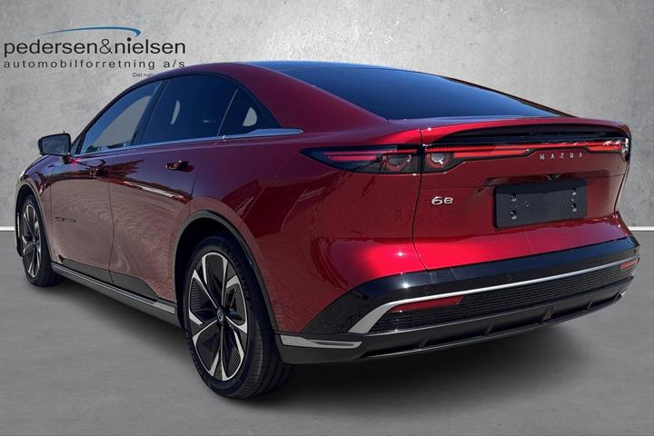 Rød Mazda 6e fra 2025