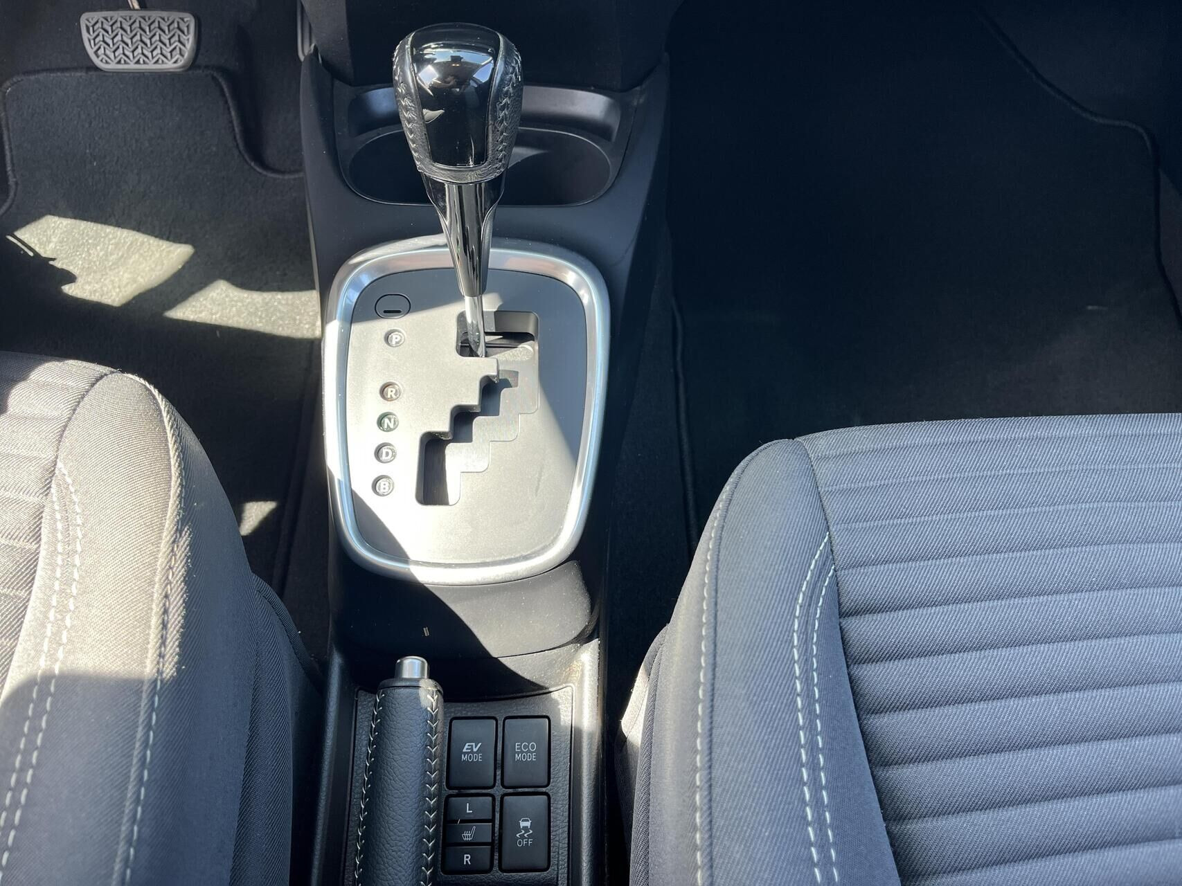 Grå Toyota Yaris fra 2018