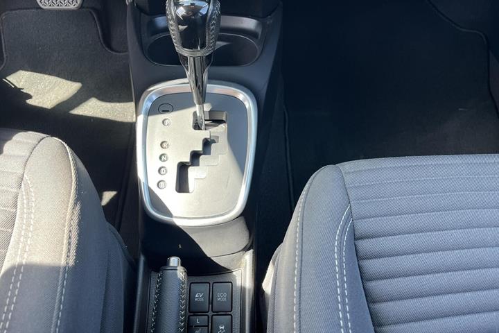 Grå Toyota Yaris fra 2018