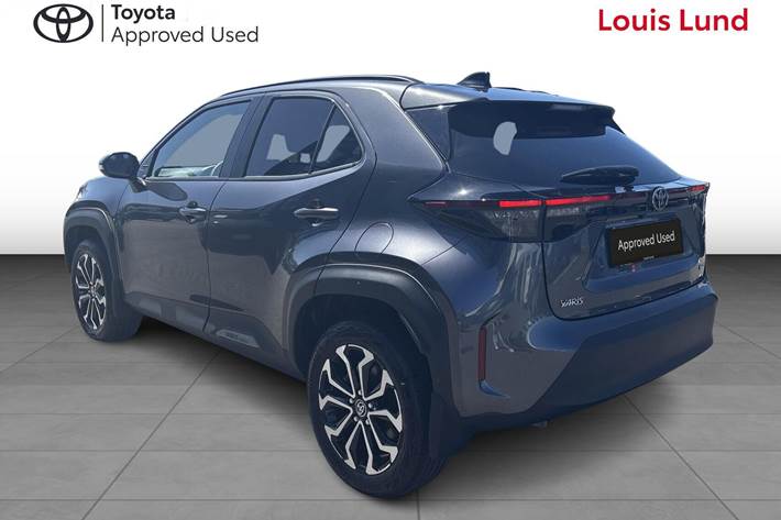 Grå Toyota Yaris Cross fra 2025