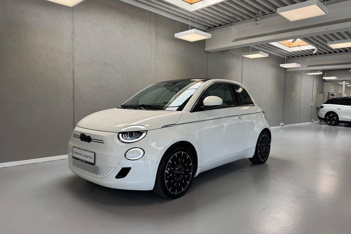 Hvid Fiat 500e fra 2023 set udefra