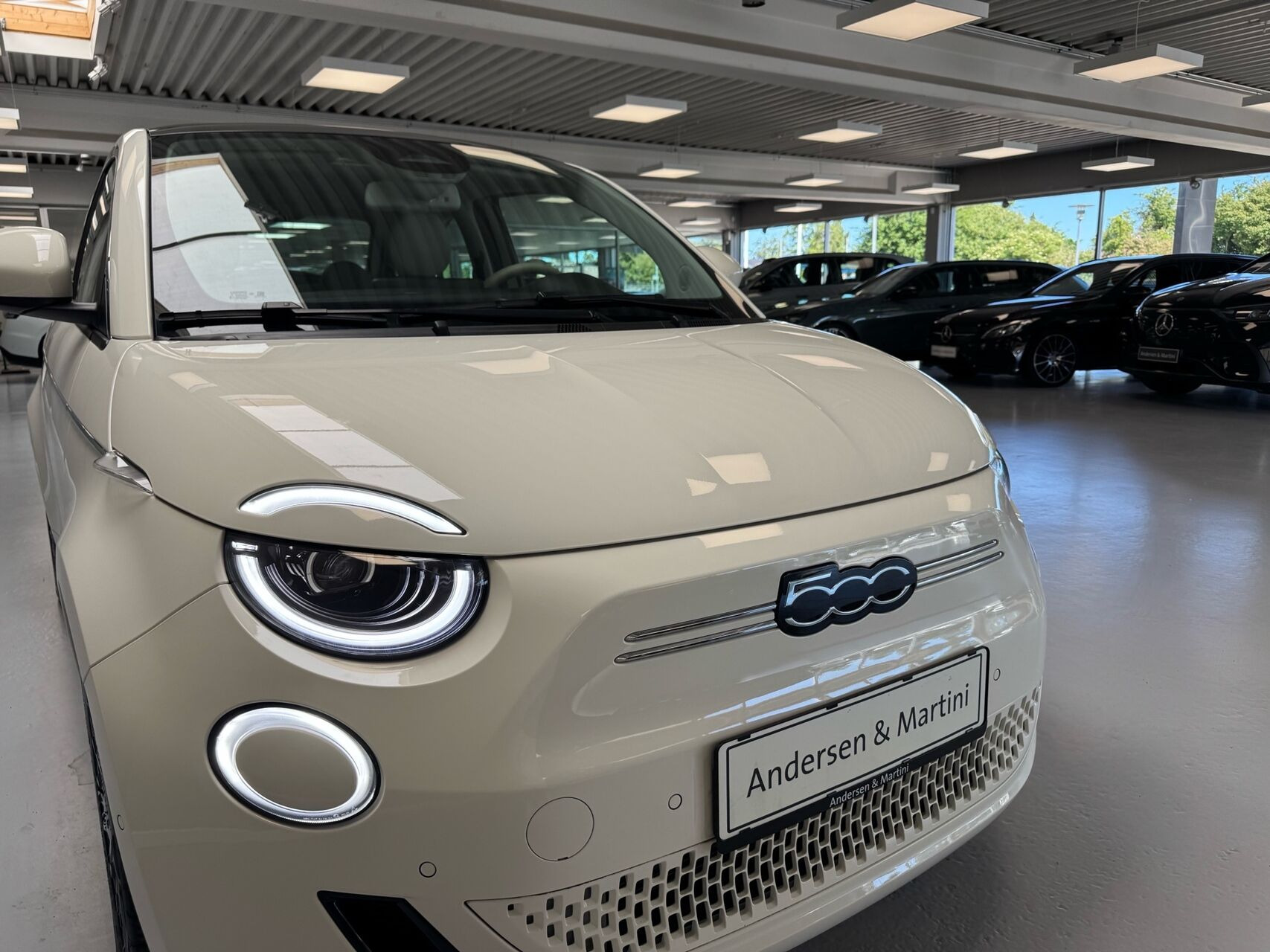 Hvid Fiat 500e fra 2023