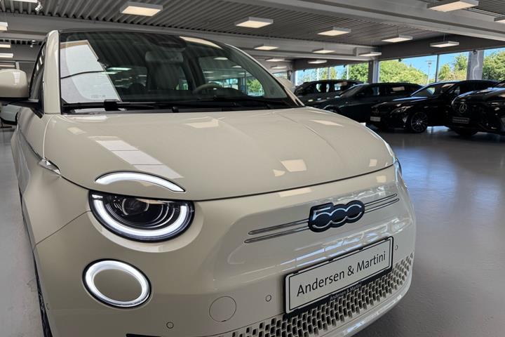 Hvid Fiat 500e fra 2023