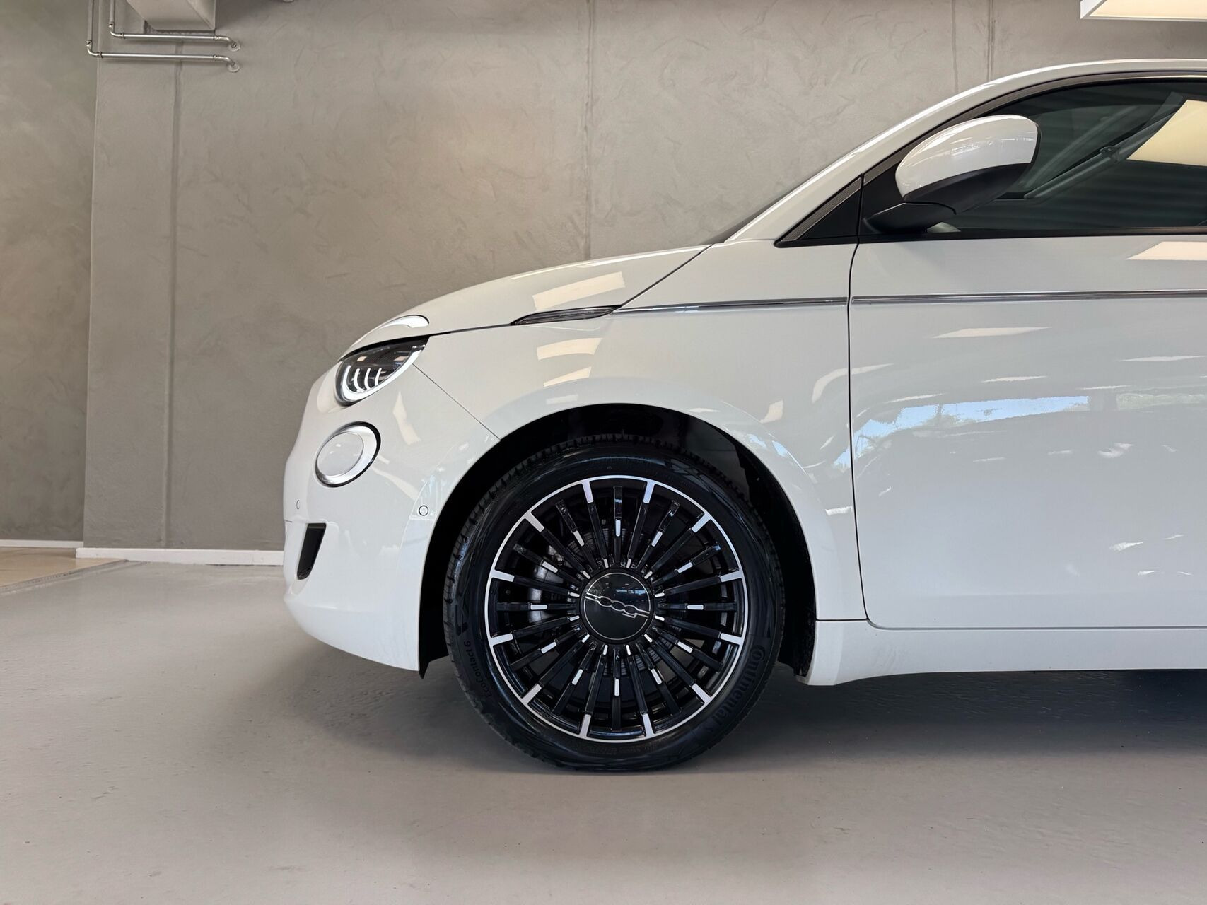 Hvid Fiat 500e fra 2023