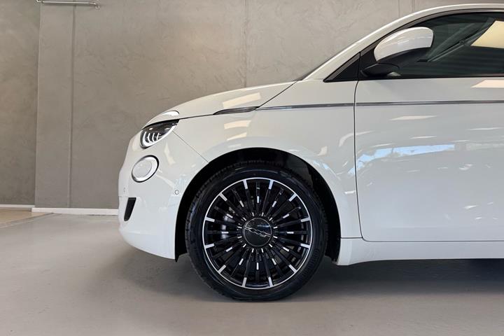 Hvid Fiat 500e fra 2023