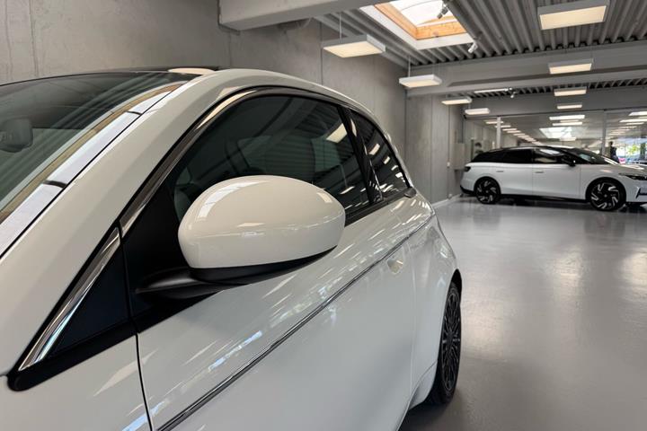 Hvid Fiat 500e fra 2023