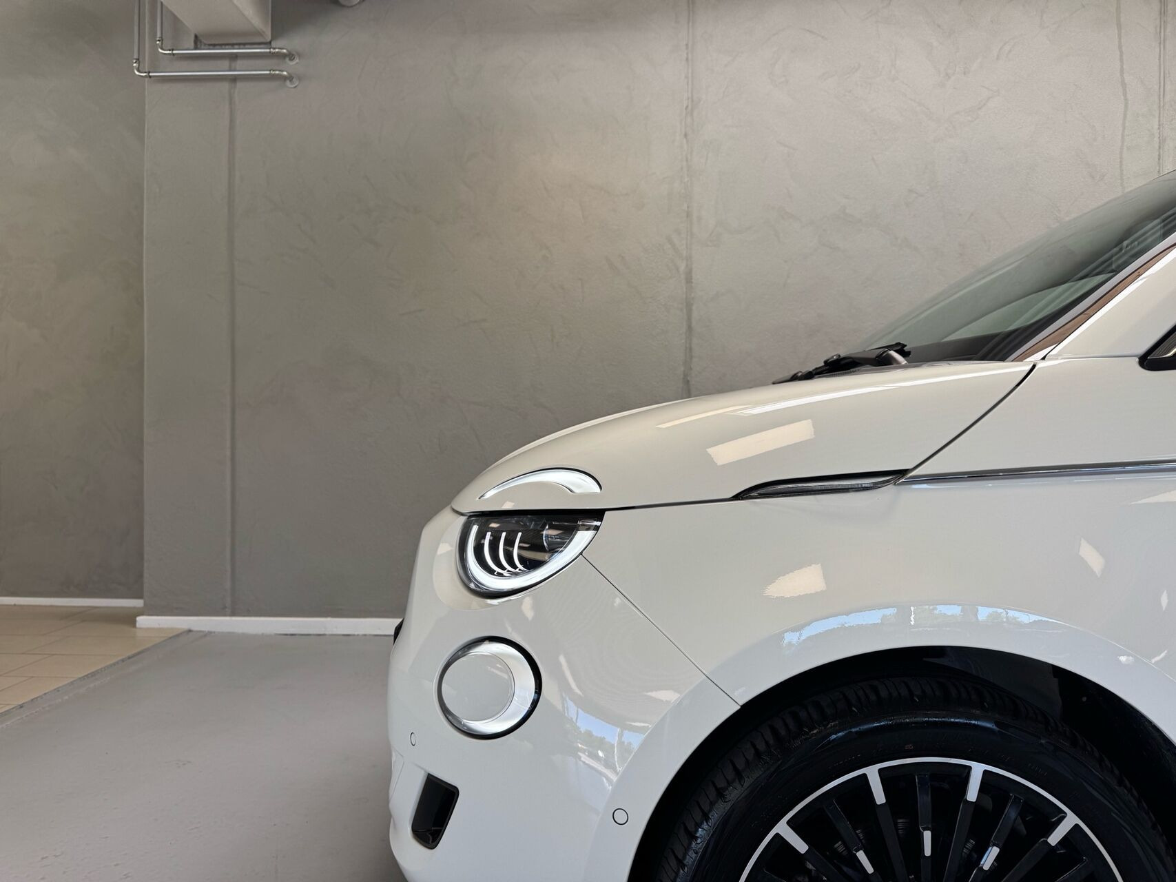 Hvid Fiat 500e fra 2023