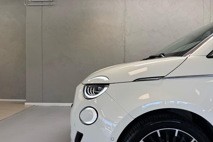 Hvid Fiat 500e fra 2023
