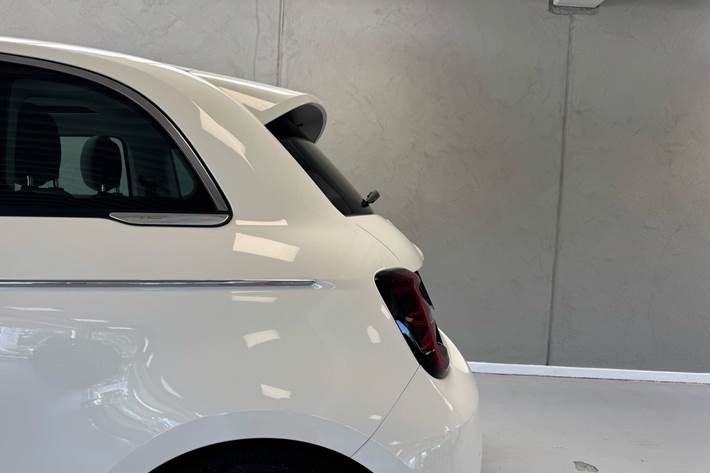 Hvid Fiat 500e fra 2023