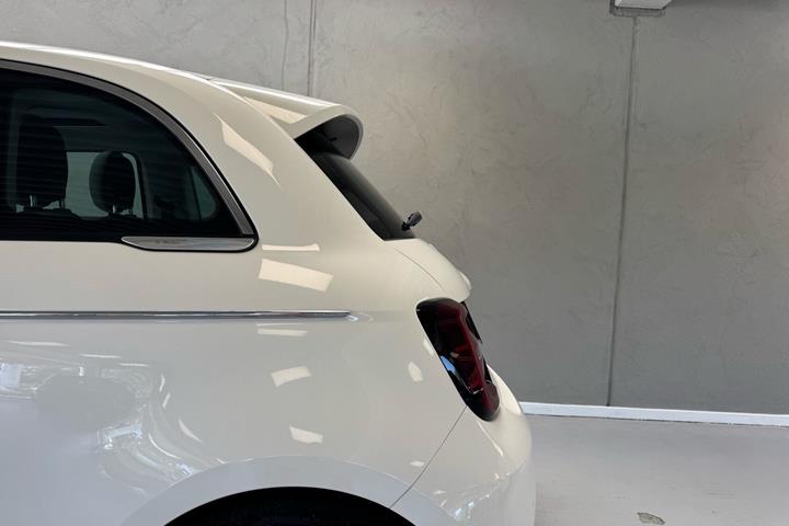 Hvid Fiat 500e fra 2023