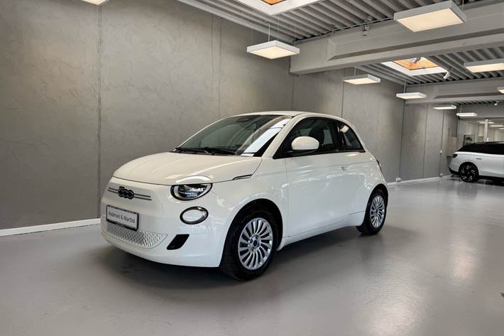 Hvid Fiat 500e fra 2023