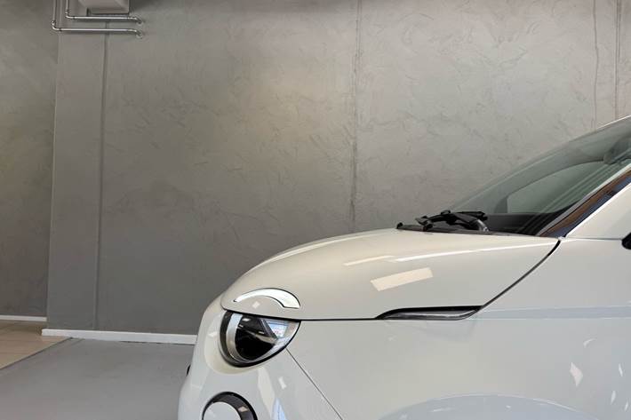 Hvid Fiat 500e fra 2023