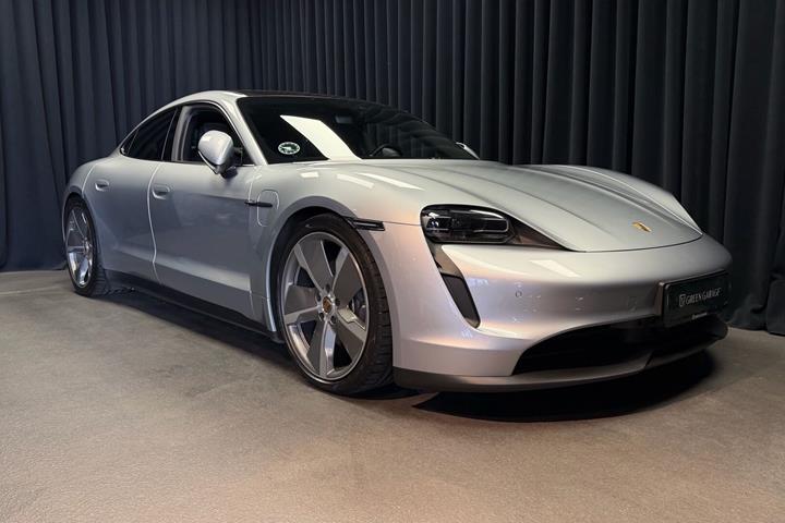 Grå Porsche Taycan fra 2021 set udefra