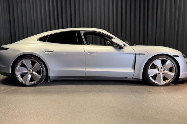 Grå Porsche Taycan fra 2021