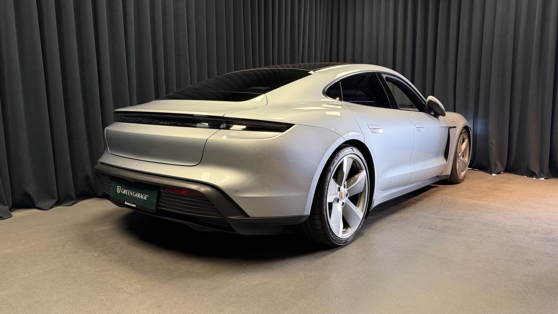 Grå Porsche Taycan fra 2021